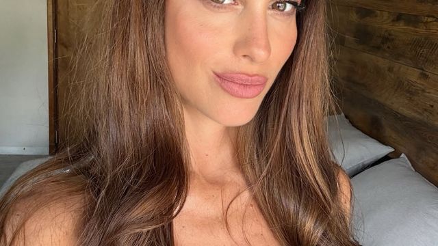 El destape de Agustina Casanova: la periodista posó con la bikini más diminuta desde la playa y cosechó suspiros