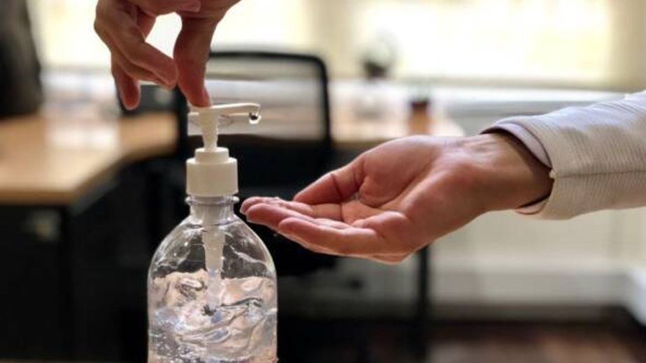 ANMAT prohibió un alcohol sanitizante en todo el país por riesgo para la salud