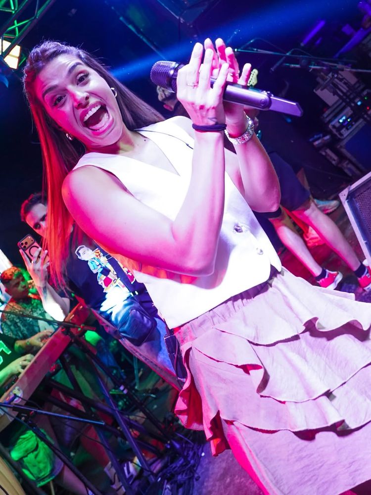 Euge Quevedo bailando y cantando en su aniversario con LBC.