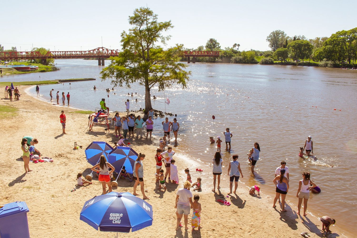 Gente de vacaciones en la playa de Gualeguaychú.