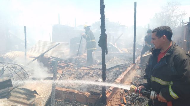 Los datos reflejan 12 incendios en viviendas y al menos 25 focos en campos, malezas y pastizales.