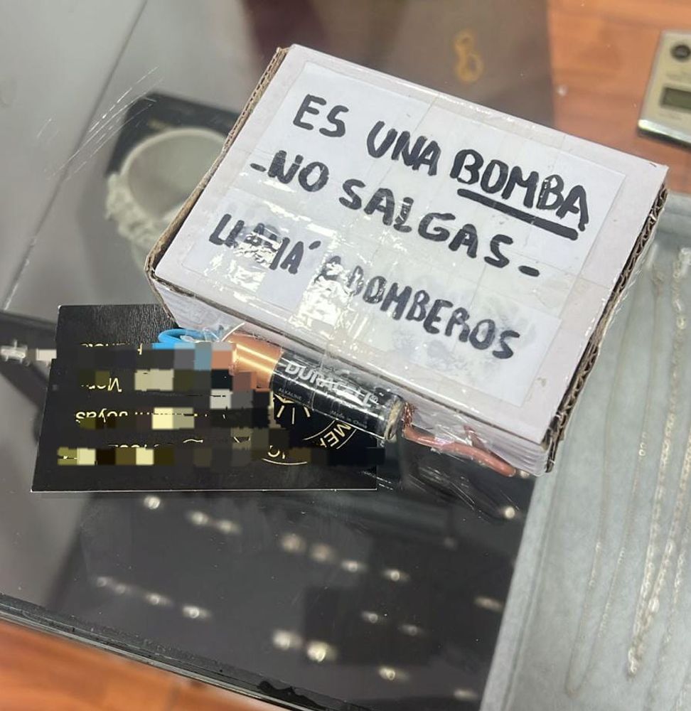 El paquete que dejó el sujeto que robó en un local de una galería en el Centro de Córdoba.