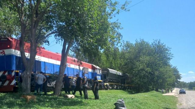 Le amputaron parte del pie por un tren que le pasó por encima.