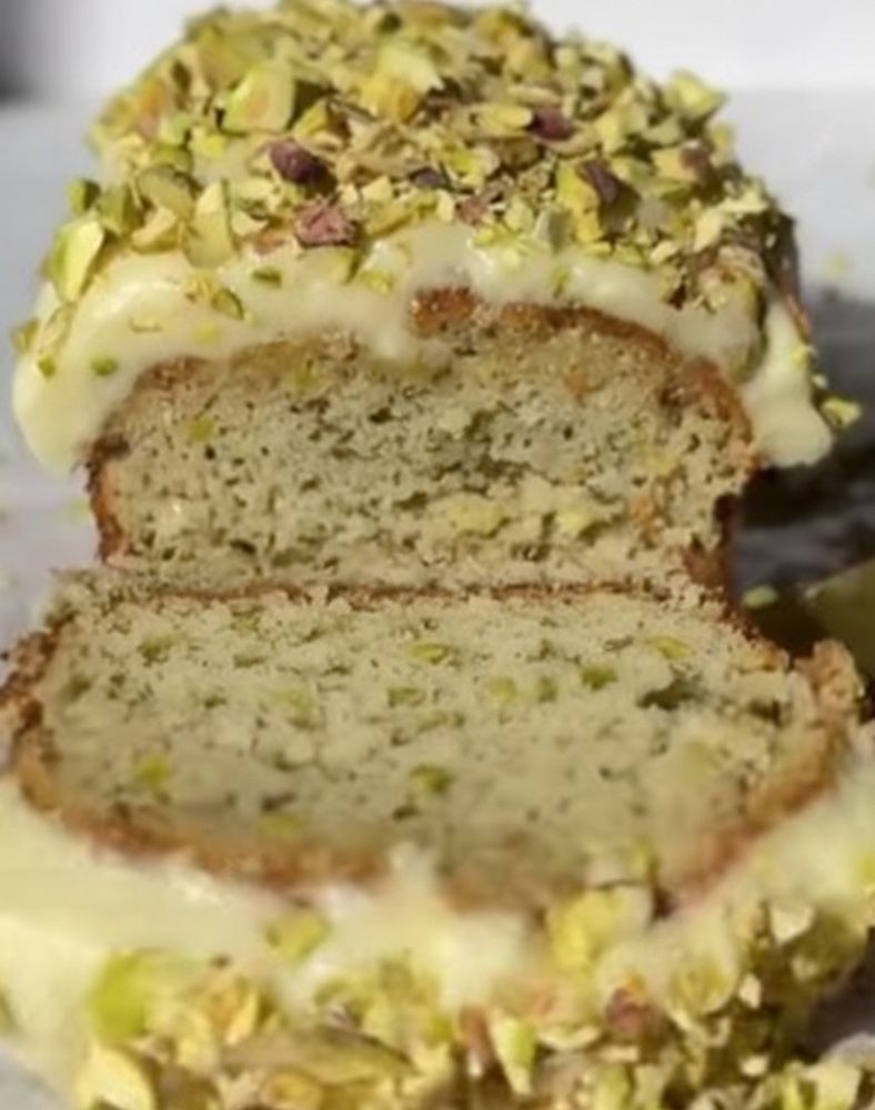 Cómo hacer un budín de pistacho y chocolate blanco: la receta keto, sin harina y con un sabor increíble