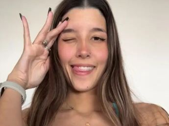 La influencer hincha de Central cumplió su promesa y sorprendió a un grupo de amigos en una pileta