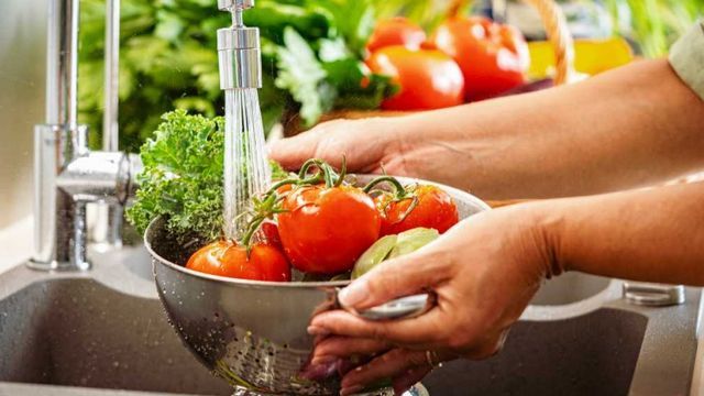 Manipulación de alimentos/verduras.