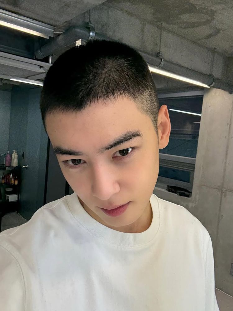 El cambio de look de Cha Eun-woo para cumplir con el servicio militar correspondiente de Corea del Sur.