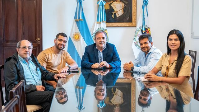 Marcelo Abraham, Luis Calvetti, Alberto Bernis, Federico Posadas y Gabriela Zárate, al momento de hacer el anuncio del test match que Pumas y Wallabies jugarán en Jujuy en agosto próximo.