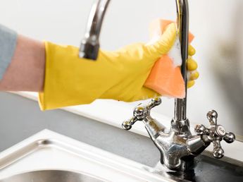 Por qué recomiendan frotar aceite de bebé en las canillas de la casa