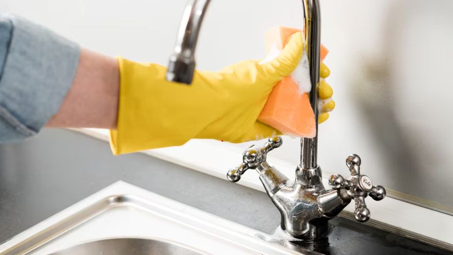 Por qué recomiendan frotar aceite de bebé en las canillas de la casa
