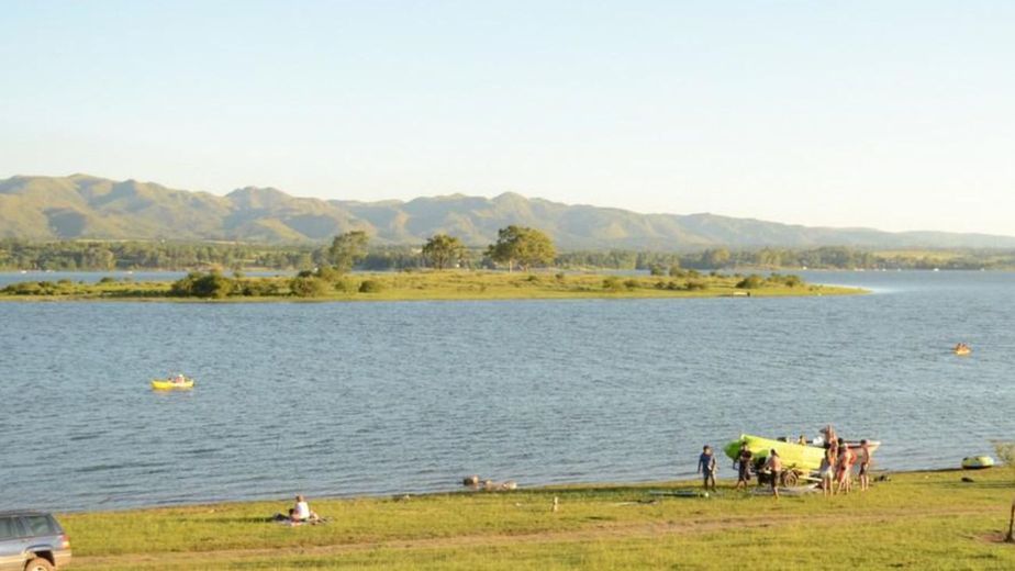 Encontraron a un hombre sin vida en lago Los Molinos.