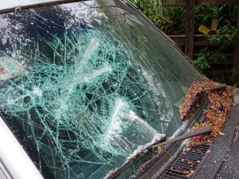 Córdoba: discutió con su papá y destrozó cuatro autos con una barra de hierro