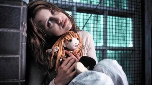 La película de suspenso y drama se estrenó en 2001.