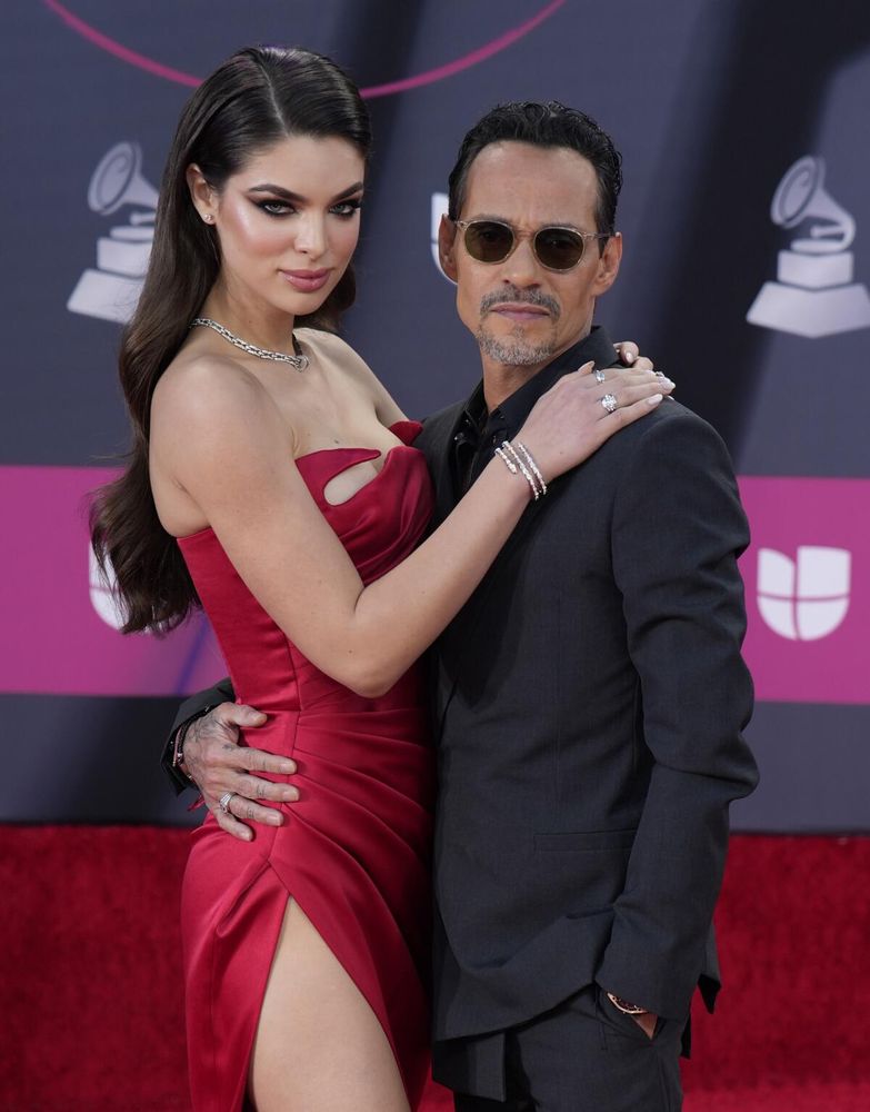 Marc Anthony junto a su esposa, Nadia Ferreira.
