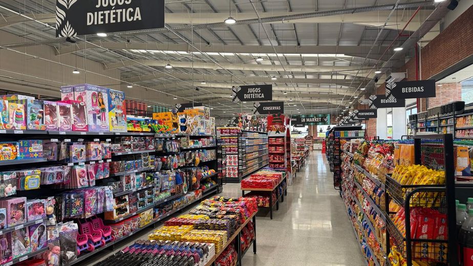 Nuevas caídas del consumo masivo y de la confianza del consumidor enfrentan el discurso de Milei