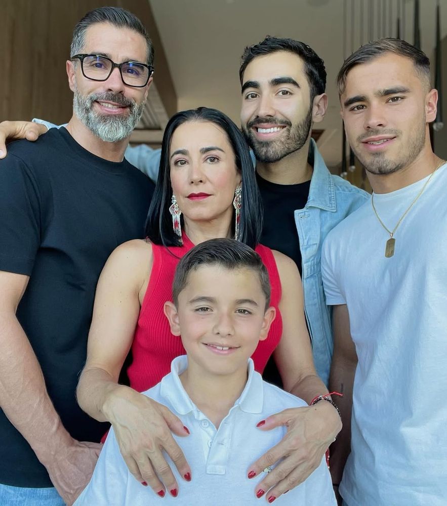 Juan Pablo Ángel y su familia. A la derecha de la imagen, Tomás.