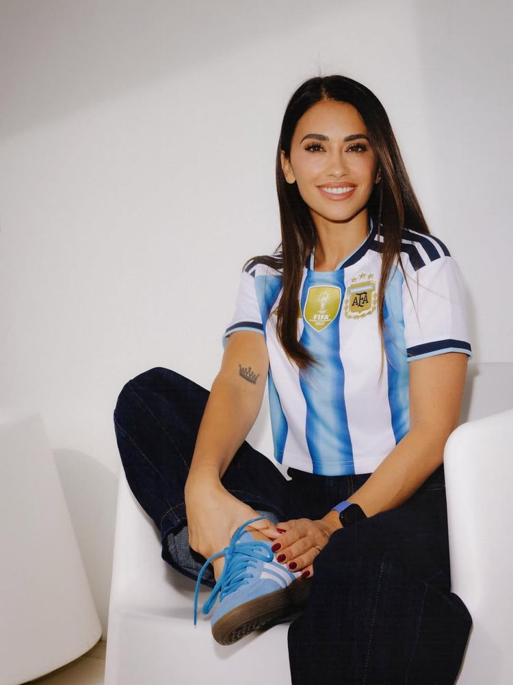 Antonela Rocuzzo con la camiseta de la selección nacional.