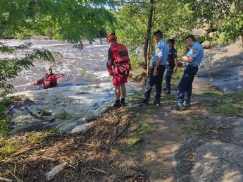 Parque Síquiman: salvan a una familia atrapada por la creciente del río