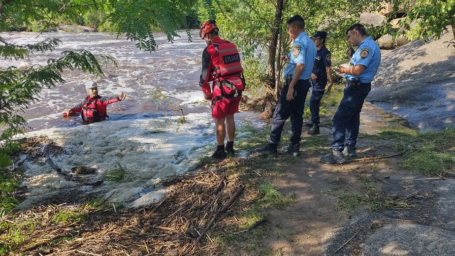 Parque Síquiman: salvan a una familia atrapada por la creciente del río