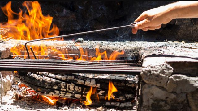 La ceniza que queda después del asado puede convertirse en un recurso valioso y funcional en el hogar.