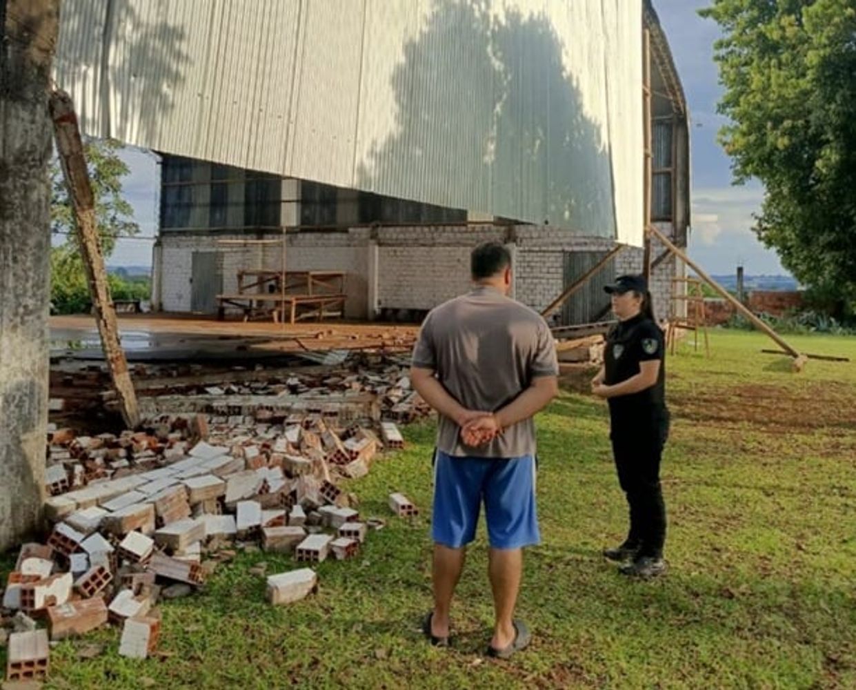 Violento temporal causó graves destrozos en Colonia Aurora.