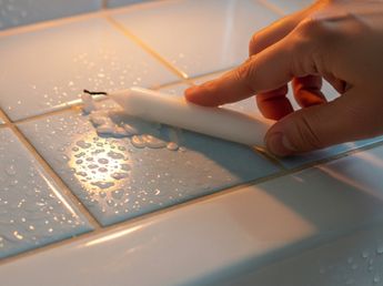 Por qué recomiendan frotar una vela contra los azulejos de la pared