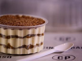 Los pasteleros coinciden: El tiramisú no se hace con mascarpone, sino con yogur griego y lleva solo 4 ingredientes