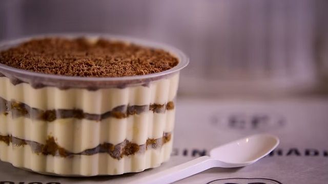 Los pasteleros coinciden: El tiramisú no se hace con mascarpone, sino con yogur griego y lleva solo 4 ingredientes