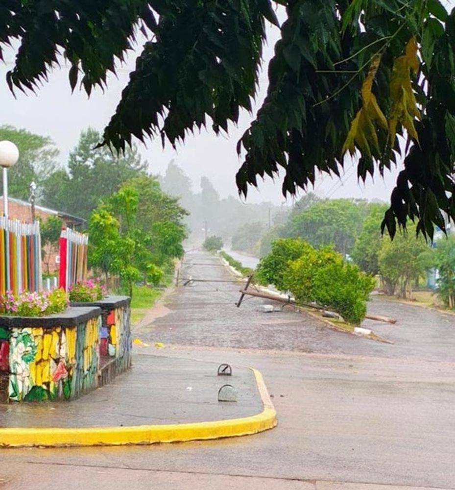 Violento temporal causó graves destrozos en Colonia Aurora.