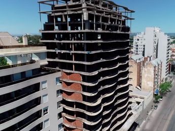 Los piedrazos desde el edificio en boulevard San Juan de Córdoba que aterroriza a un barrio