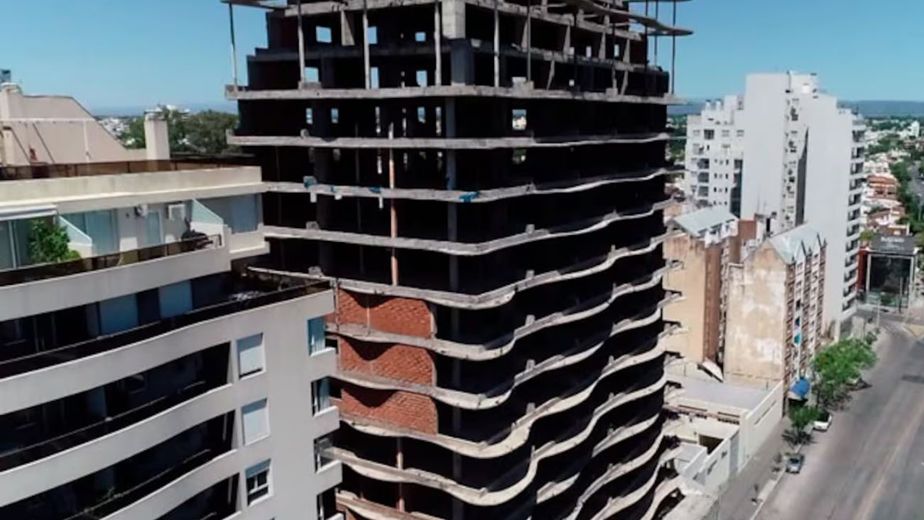 Los piedrazos desde el edificio en boulevard San Juan de Córdoba que aterroriza a un barrio