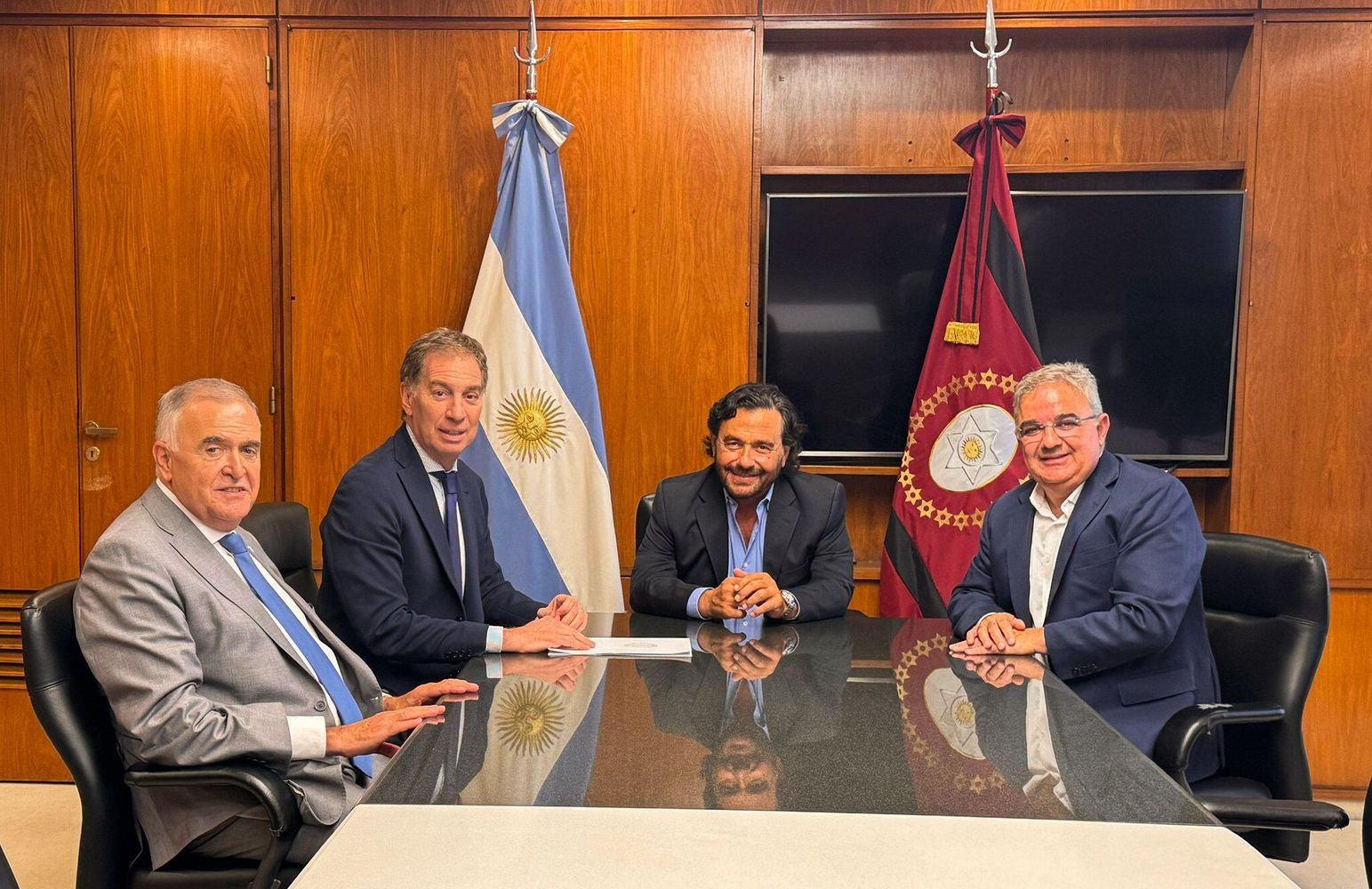 El ministro del Interior, Diego Santilli, reunido con los gobernadores Gustavo Sáenz (Salta), Osvaldo Jaldo (Tucumán) y Raúl Jalil (Catamarca) en la Casa de Salta.