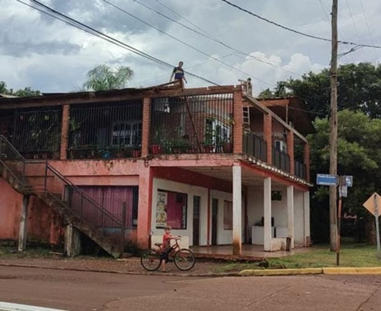 Violento temporal causó graves destrozos en Colonia Aurora.