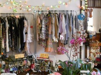 Fue vedette y estuvo envuelta en escándalos: desapareció de la TV y hoy vende ropa en una feria hippie