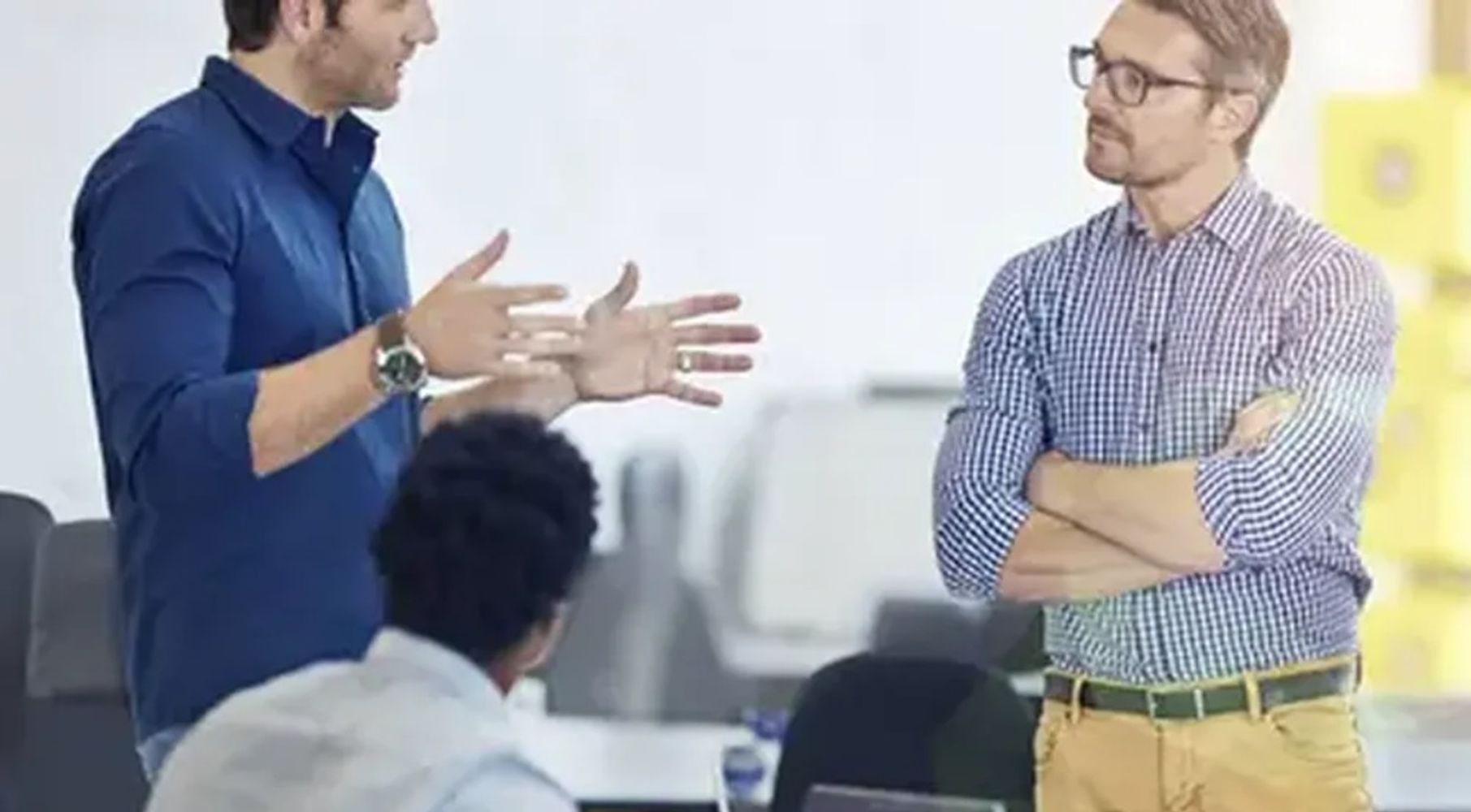 El significado de este acto varía según el contexto, los gestos asociados y la actitud general del interlocutor.
