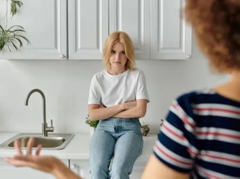 Qué dice la psicología sobre las personas que cruzan los brazos mientras escuchan a otro hablar