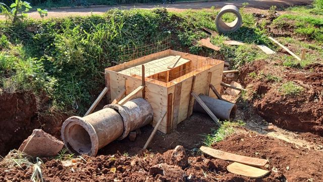 Avanzan obras de desagües pluviales sobre la avenida Berrondo en el barrio Copisa en Oberá.