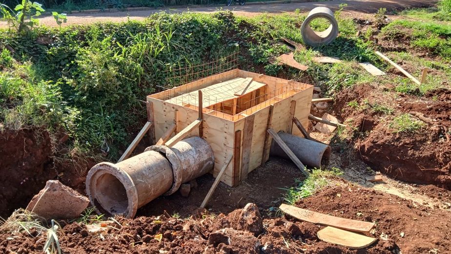 Avanzan obras de desagües pluviales sobre la avenida Berrondo en el barrio Copisa en Oberá