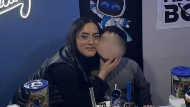 Bastian junto a su mamá, Macarena