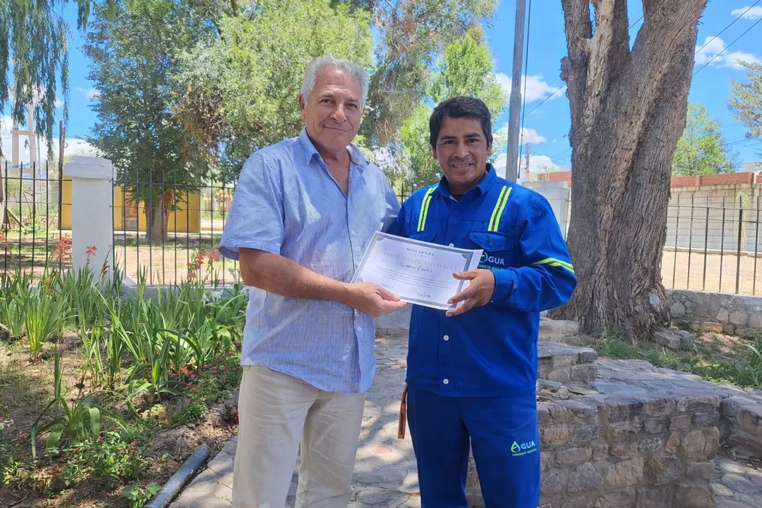 El ingeniero Jure entrega uno de los certificados de finalización de la capacitación a operadores de plantas de Agua Potable de Jujuy.