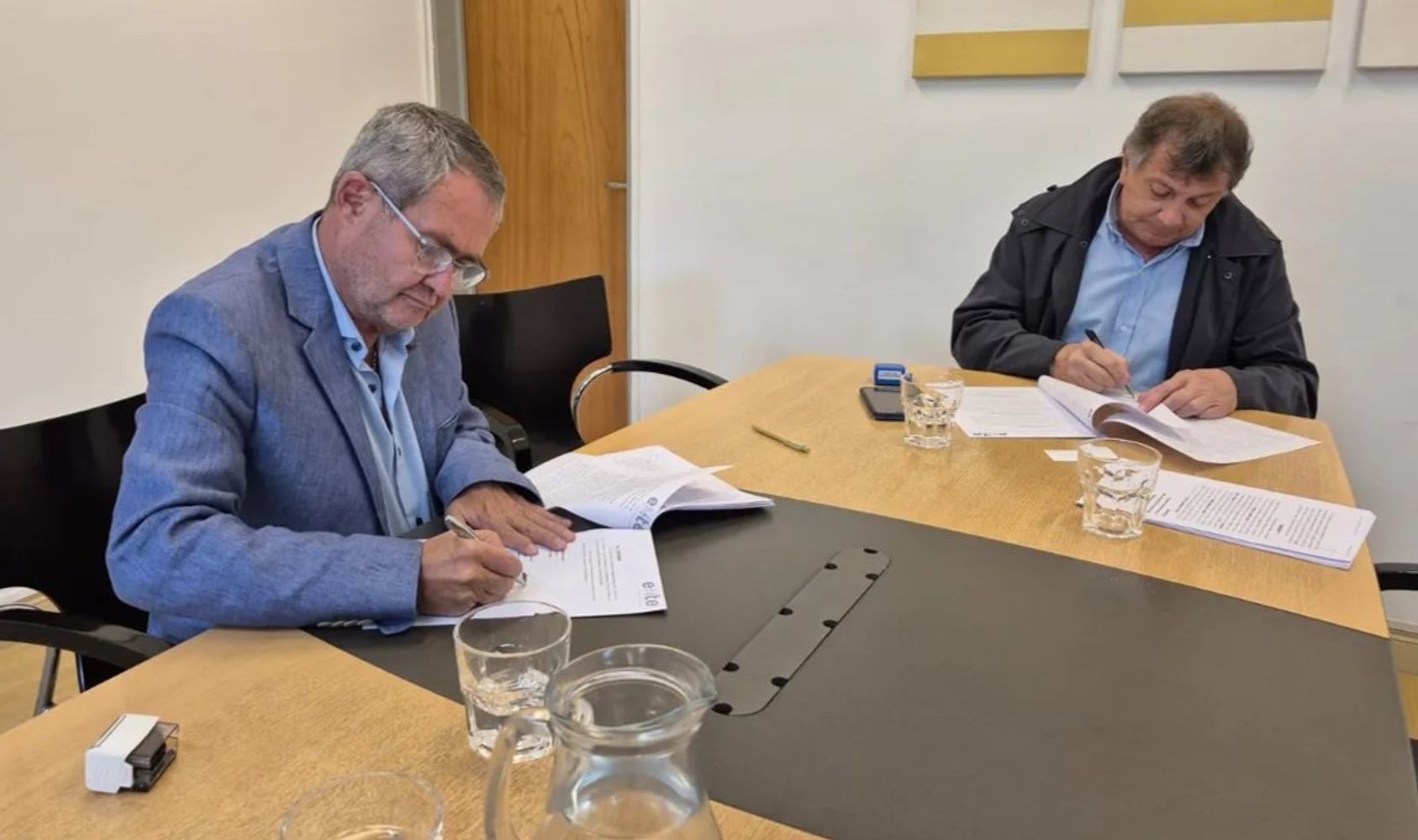 Los funcionarios jujeños Mario Pizarro y Hugo Montaño, al momento de firmar la demanda.