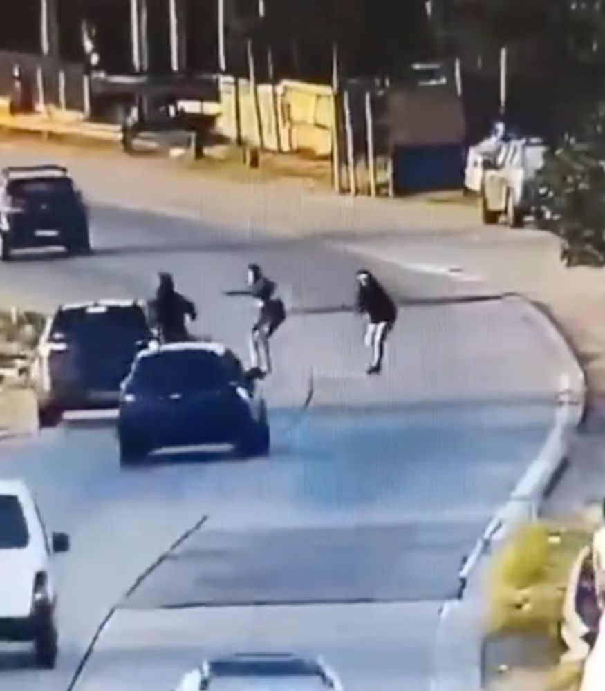 Atropelló a un delincuente que intentaba robar una moto.