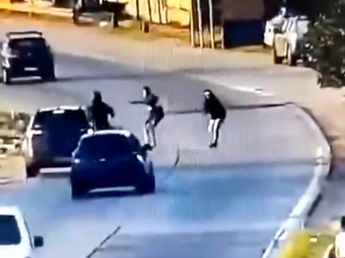 Quedó filmado: intentó robarle a un motociclista, un auto lo atropelló y salió despedido