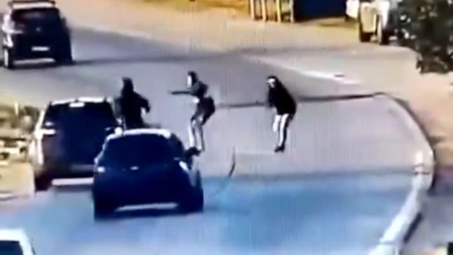 un ladrón intentó robarle a un motociclista, un auto lo atropelló y voló por el aire