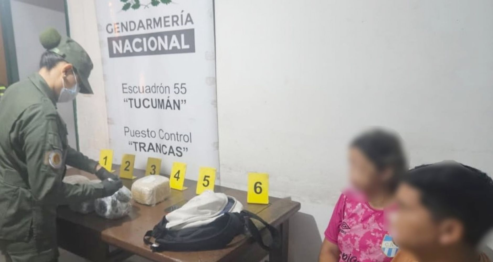 Una pasajera quedó detenida en Tucumán por llevar consigo cuatro paquetes con marihuana. La mujer viajaba con su hija menor de edad desde la provincia de Jujuy hacia Mendoza.
