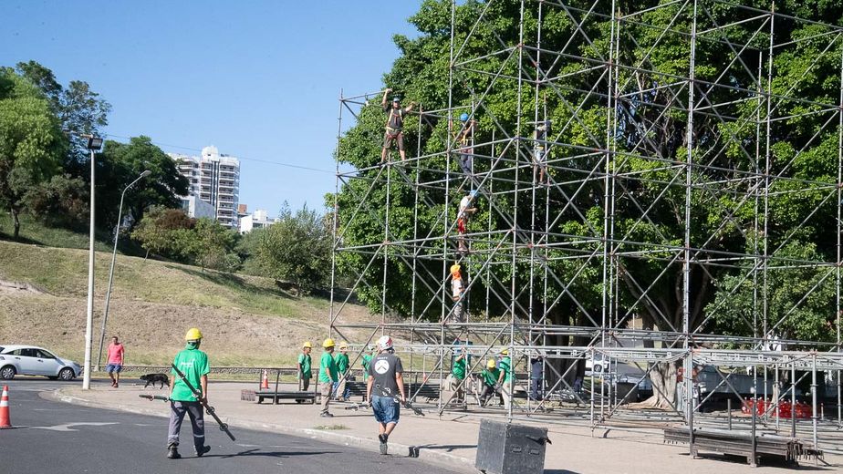 Comenzó el armado del escenario para la 35° Fiesta Nacional del Mate en Paraná