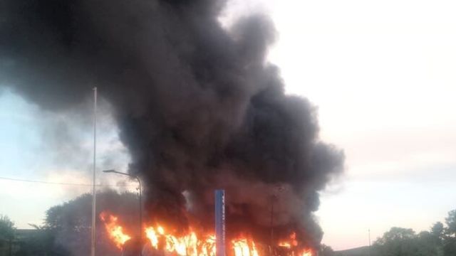 Incendio en una formación del Tren de las Sierras. El fuego se propagó por todos los vagones.