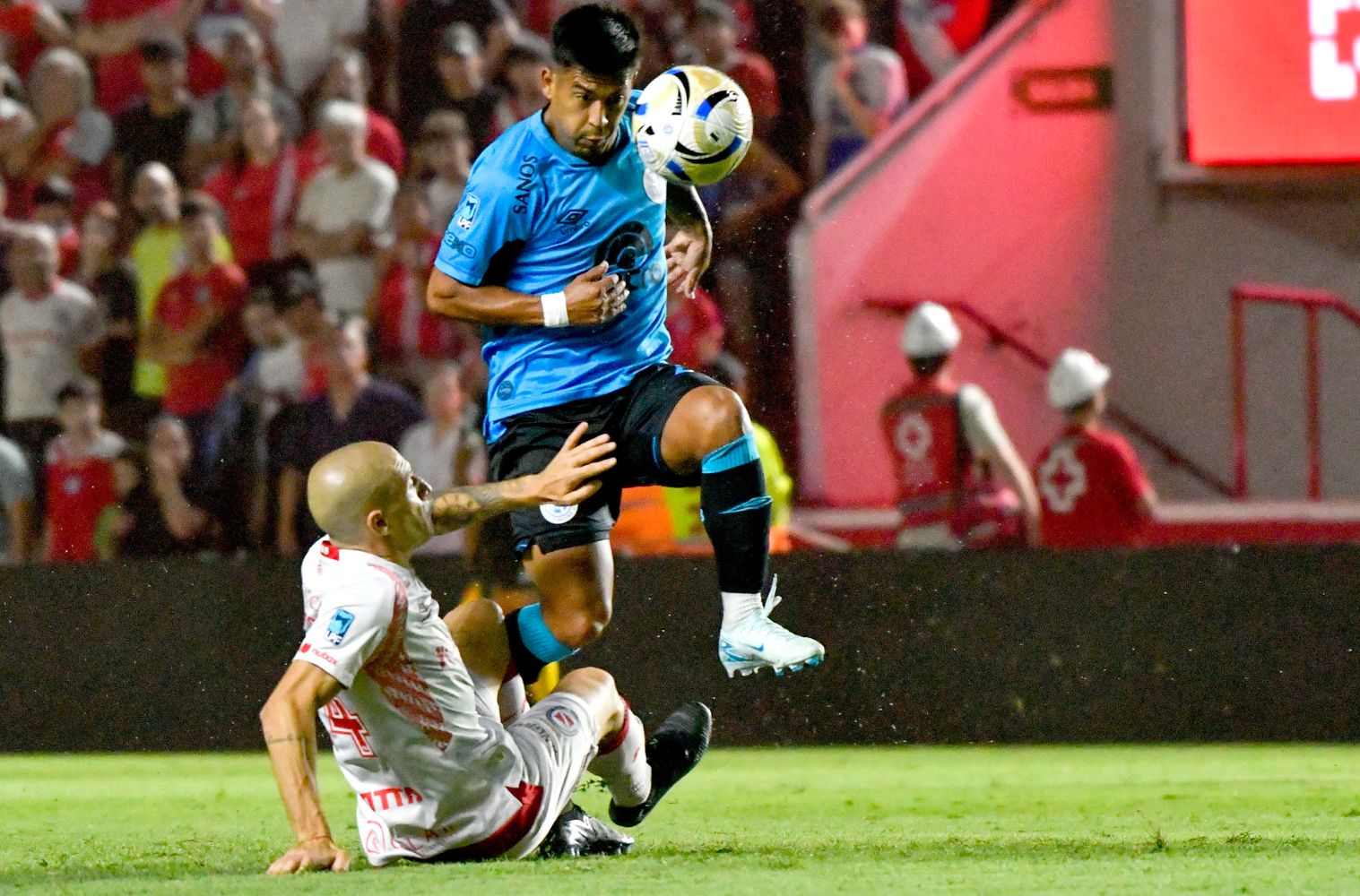 "Uvita" Fernández va con todo contra Fattori en la ofensiva de Belgrano.