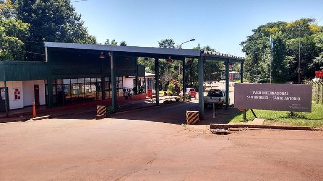 Crece la migración de trabajadores de San Antonio hacia Brasil y preocupa el impacto local.