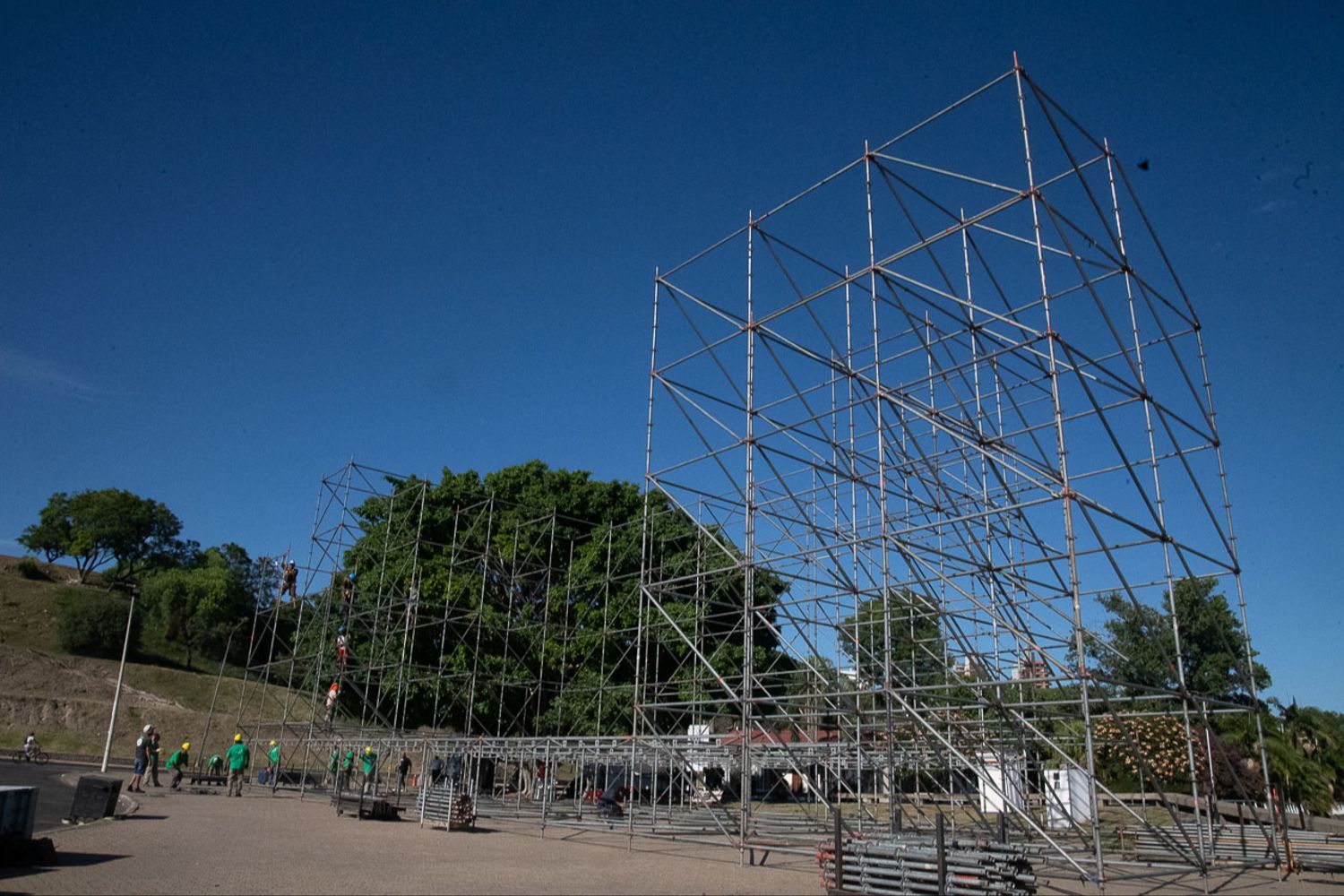 Armadado del escenario de la Fiesta del Mate.